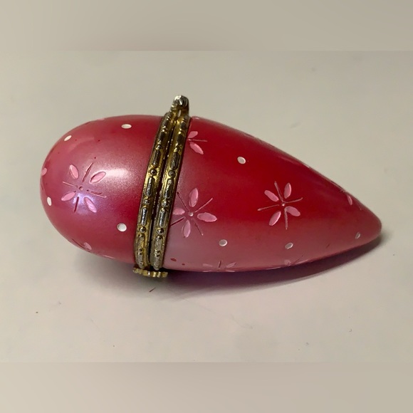 Vintage Bronze Trim Clasp Porcelain Figural Love Heart Trinket Box Antique - Picture 13 of 16